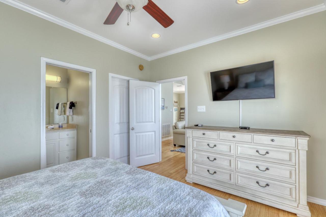 Villa Delphinus - Beachfront! And Pet Friendly! Feel The Ocean Breezed And Hear The Waves Lapping Right At Your Doorstep! Home ドーフィン・アイランド エクステリア 写真