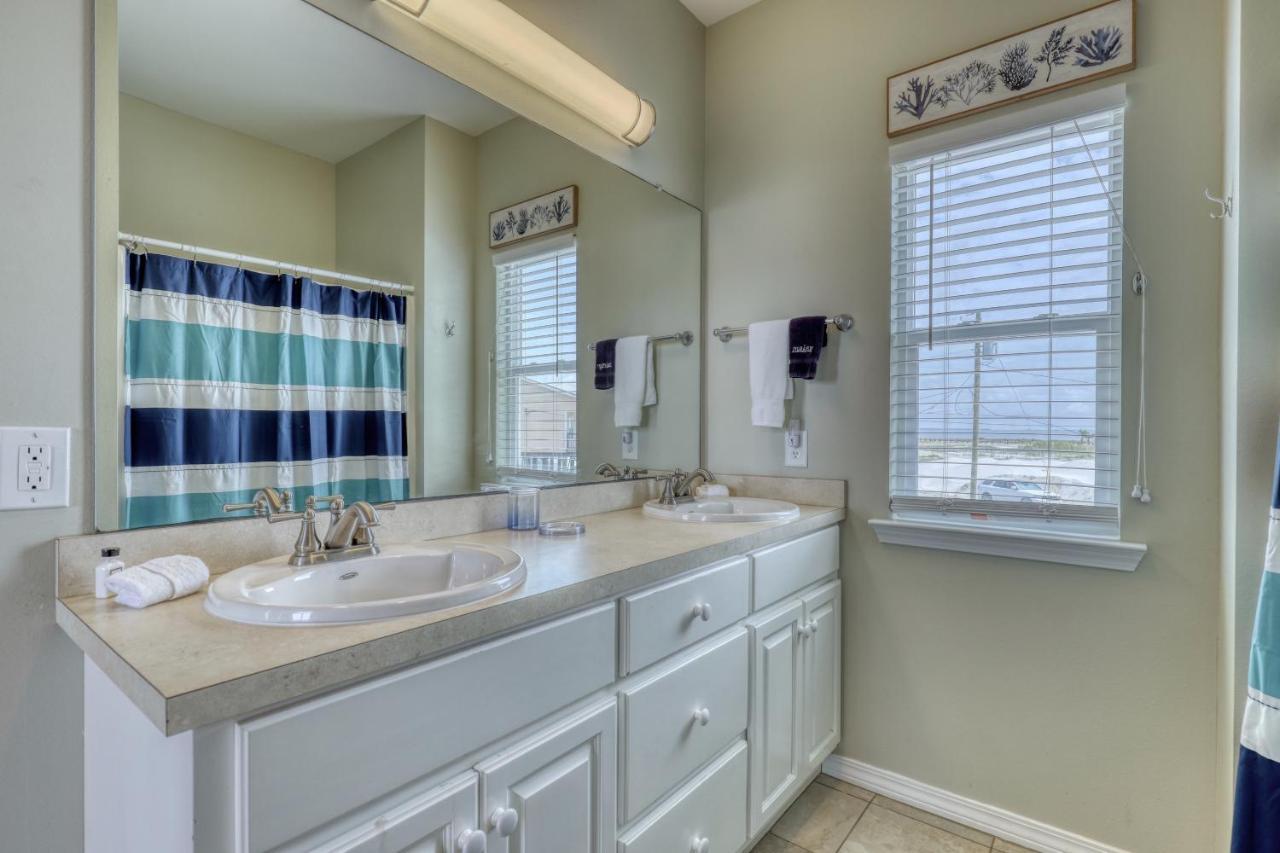Villa Delphinus - Beachfront! And Pet Friendly! Feel The Ocean Breezed And Hear The Waves Lapping Right At Your Doorstep! Home ドーフィン・アイランド エクステリア 写真
